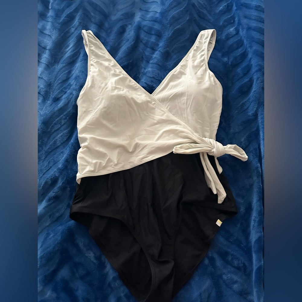 Summersalt Black and White THE PERFECT WRAP ONE PIECE size 14